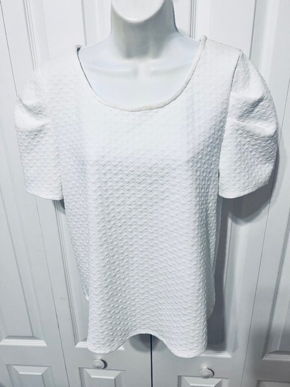 Green Envelope Los Angeles-Women's Med. White Stretchy Pleated Short Sleeve Top